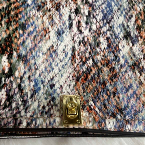 Enzo Angiolini Oilli Crossbody Bag - Picture 7 of 7